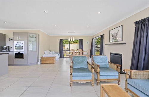 Dyerville House | Meadowscape Hideaway - Martinborough Holiday Home