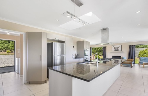 Dyerville House | Meadowscape Hideaway - Martinborough Holiday Home