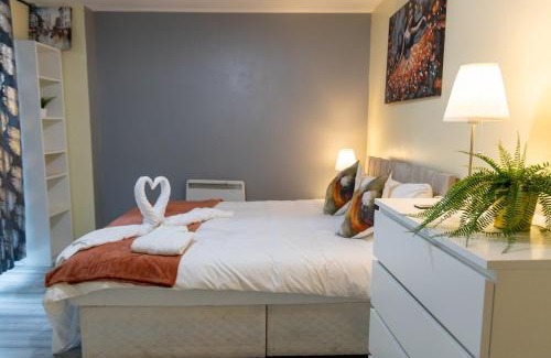North West Apartment | Meadowside Quay 2BR Luxurious Apartment