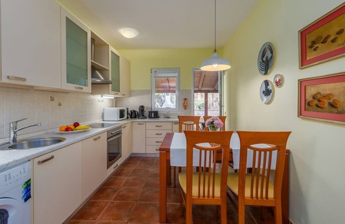 Vabriga House | Mediterranean holiday home with sun loungers, parasol, private garden, barbecue, air-conditioned bedrooms