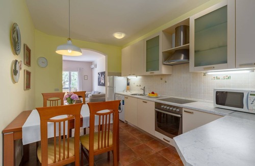 Vabriga House | Mediterranean holiday home with sun loungers, parasol, private garden, barbecue, air-conditioned bedrooms