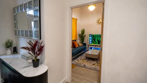Salford Villa | Mega7 Luxury 2bedrooms Apartment - 2baths, 3toilets plus Balcony and Free Car park