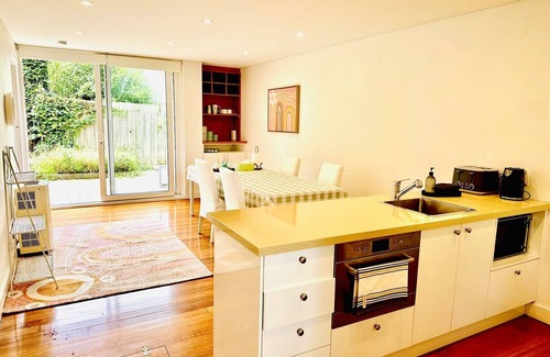 Hawthorn House | Melbourne: Air-conditioned, balcony, garden. Close to Rod Laver Arena and MCG.