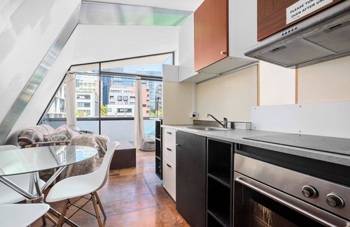 Melbourne Central Business District Apartment | Melbourne Skyline Suite CBD with views