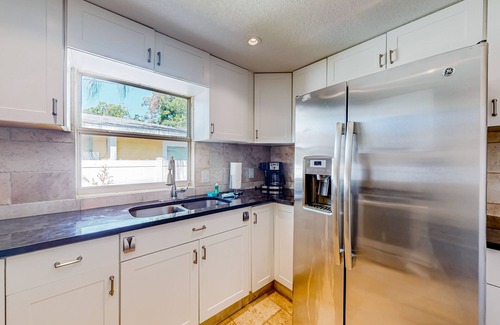 Bayou Oaks House | Mellow Memories | Sun-filled house in Sarasota with al fresco dining & hammock