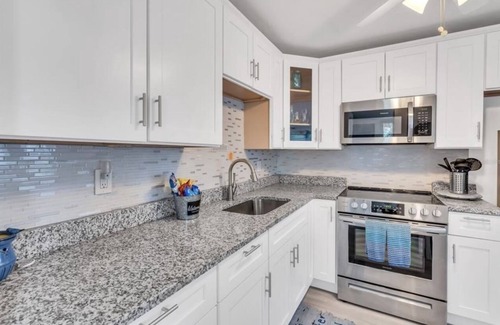 Gulfport Cottage | Mellow Mermaid at Beach Relaxmore - 110 yards to the bay beach!