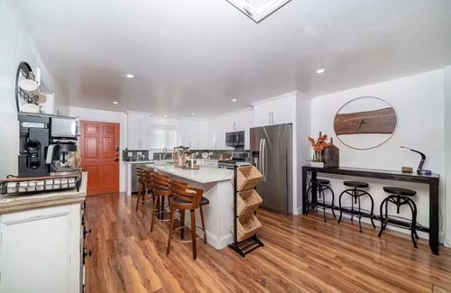 Vista House | Melrose 2 BR w/large kitchen + fireplace + patio