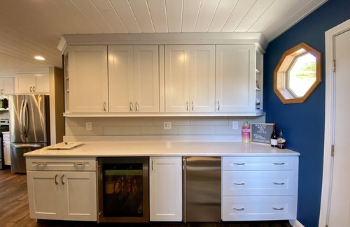 Big Creek House | Mem Day Avail, HUGE screened porch, 2story dock,kayaks, cornhole Deep water COVE