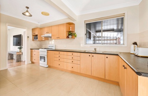 Cessnock House | Memories On Mount View, Cosy Wood Fire, Big Games Room, Netflix.