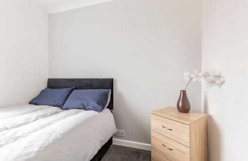 Wigan House | Memory Lane - beautifully renovated house close to motorway networks