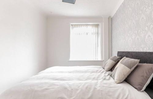 Wigan House | Memory Lane - beautifully renovated house close to motorway networks