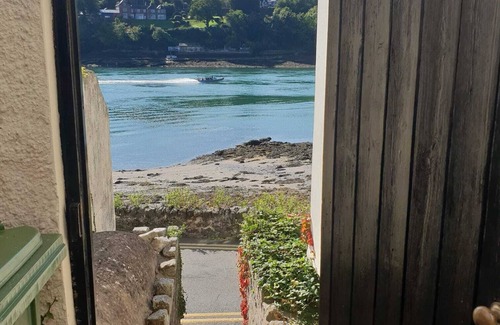 Bangor House | Menai Bridge Lovely seafront cottage with beautiful views of the Straits