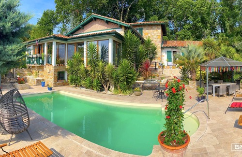 Anglet Villa | Merkel Villa: 27 guests, 11 bedrooms, 10 WC, Pool