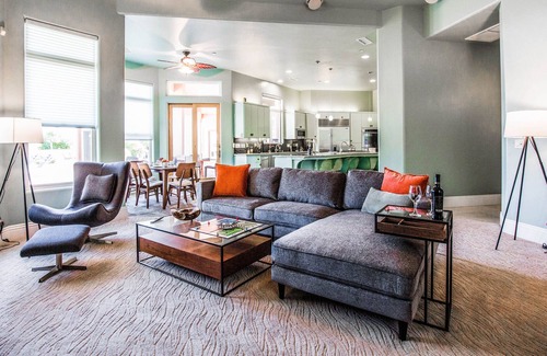 Paso Robles Villa | Mermaid by AvantStay | Private Estate w/ Pool, Volleyball & Arcade!