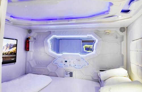 Asoke Hostel | Met A Space Pod @Phrom Phong