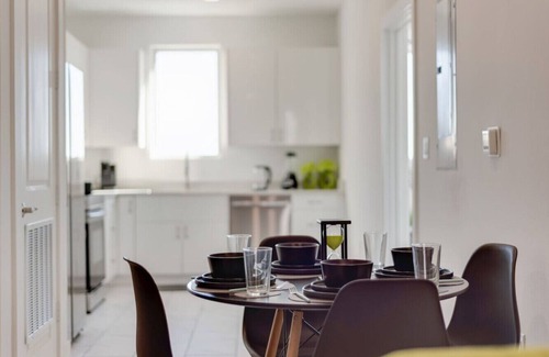 Downtown Dallas Apartment | Metro Sky 2BR I Parking I King Bed I Workspace