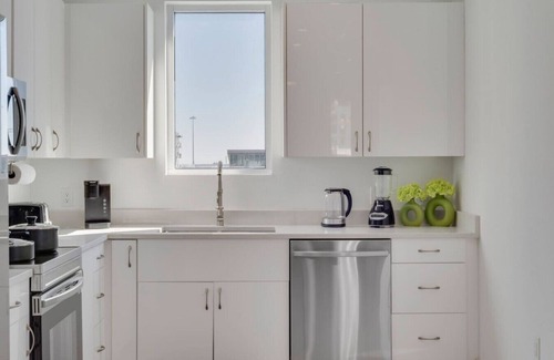 Downtown Dallas Apartment | Metro Sky 2BR I Parking I King Bed I Workspace