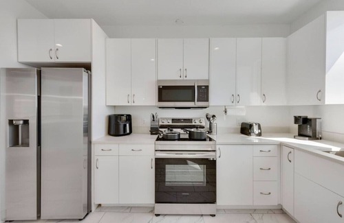 Downtown Dallas Apartment | Metro Sky 2BR I Parking I King Bed I Workspace