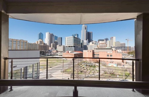 Downtown Dallas Apartment | Metro Sky 2BR I Parking I King Bed I Workspace