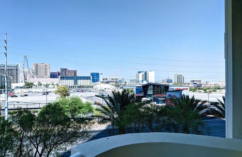 Las Vegas Apartment | MGM Signature Balcony Suite 2817 NO RESORT FEE