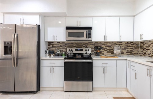 Pinewood House | Miami Escape Near Beach & Nightlife with King Suite and Outdoor Oasis