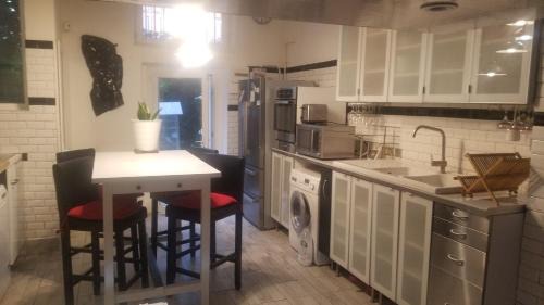 Hotel-de-Ville Apartment | Michel 13002