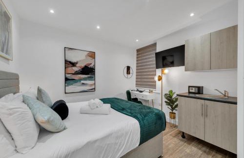 West Ealing Apartment | Micro Chic, Tiny Studio with Functional Desk
