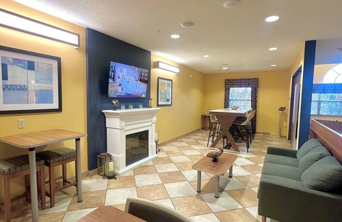 Chili Center Hotel | Microtel Inn & Suites by Wyndham Chili/Rochester Airport