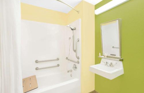 Florence Hotel | Microtel Inn & Suites by Wyndham Tuscumbia/Muscle Shoals