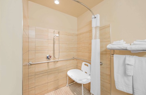 Quincy Hotel | Microtel Inn & Suites by Wyndham Quincy Downtown/River Area