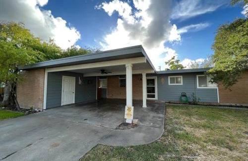 Aransas Pass House | Mid-Century Modern at West Coast Whitney