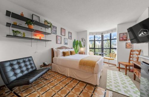 Village North Apartment | Mid Century Modern - Studio w Pool & Hot Tub