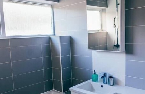 Penarth Apartment | Mid -Long Stays for Professionals, Contractors & Travellers!