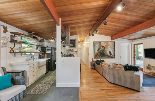 Sammamish Cabin | Midcentury Waterfront Retreat w/hottub dock beach