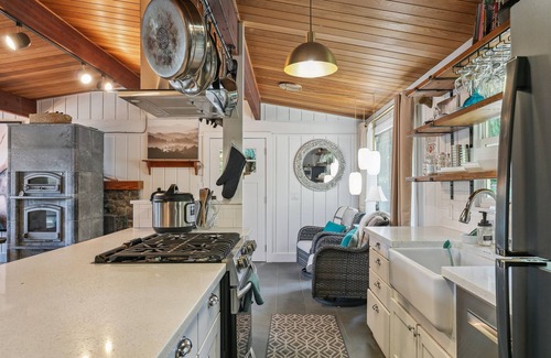 Sammamish Cabin | Midcentury Waterfront Retreat w/hottub dock beach