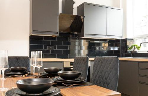 Leigh House | Midnight Manor-High Speed Wi-Fi-Cinema Room-Sleeps6