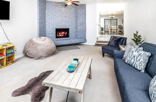 Tudor Area House | Midtown Anchorage Basecamp Condo A