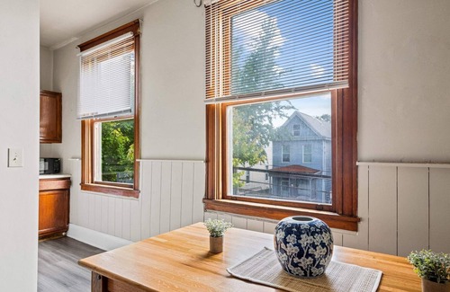 Clifton Heights Apartment | Midtown Apt Near Downtown&U of C - Hangout Unit 2