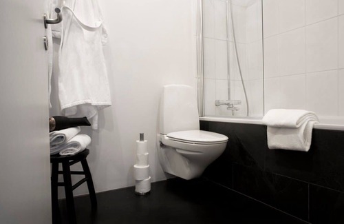 Downtown Hotel | Midtown Hotel - King Suite with balcony