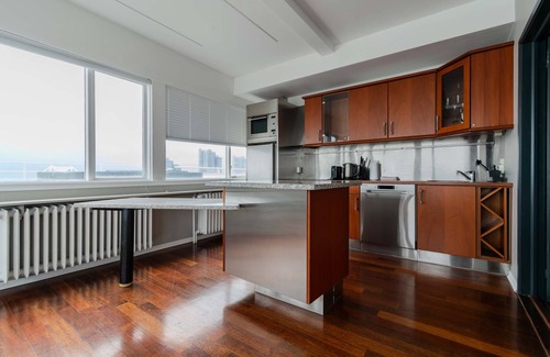 Downtown Hotel | Midtown Hotel - King Suite with balcony