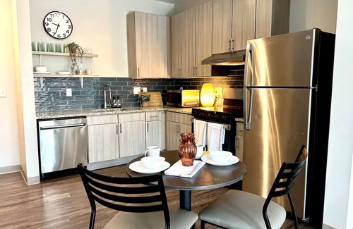 Atlantic Station Area Apartment | Midtown Modern Apartment 04-C1
