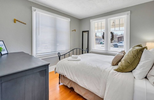 Midtown House | Midtown Mtn Charmer~Pets~BBQ~Fire pit~A+ Walk Score~high speed WiFi~Foosball!