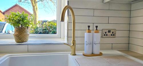 Milton Keynes Apartment | Milton Keynes 3BR Stylish Home, Sleeps 5, Families Stay, Free Parking