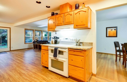 Oak Grove House | Milwaukie Home w/Covered Porch: Dogs Welcome!