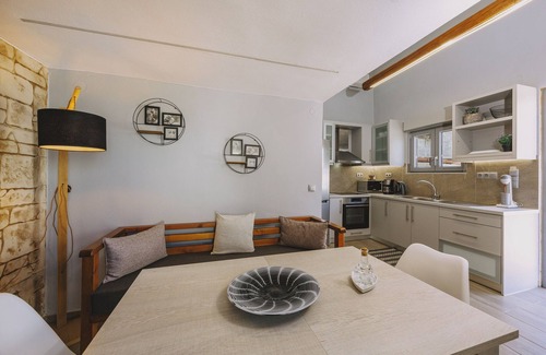 Monopari House | Mini Bella Gonia