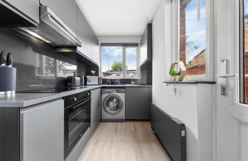 Brent Cross Apartment | Mini Royale' - 1BDR - Parking
