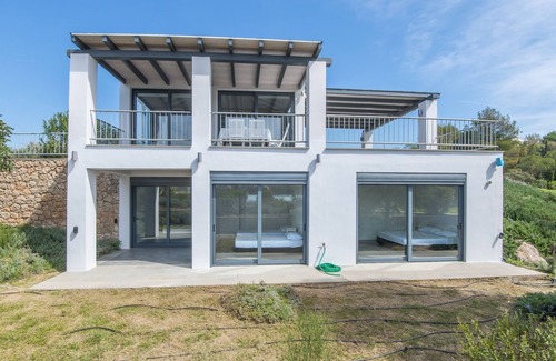 Kilada House | Minimal Maisonette In Porto Cheli