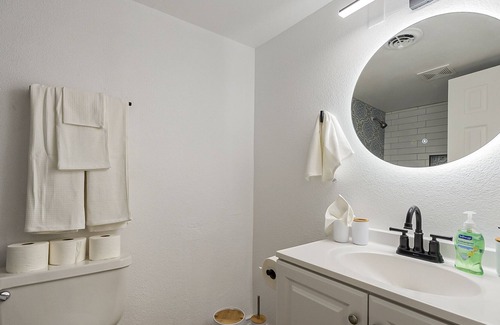 Fashion Square Apartment | Minimalist Vibe 5 star Location 2BR 6min Downtown Scottsdale