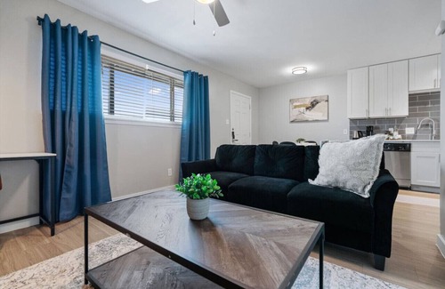 Hyde Park Apartment | Mins 2 Dwntown ~ Private Stay ~ Nestled Austin Pad