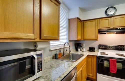 Savannah House | Mins To Downtown! Ping-Pong&Pets - Halcyon Hangout